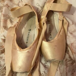 OLD AND RETIRED Ballet Pointe Shoes USED